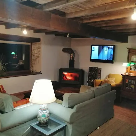 Casa De Piedra En Pequena Aldea De Ortigueira *