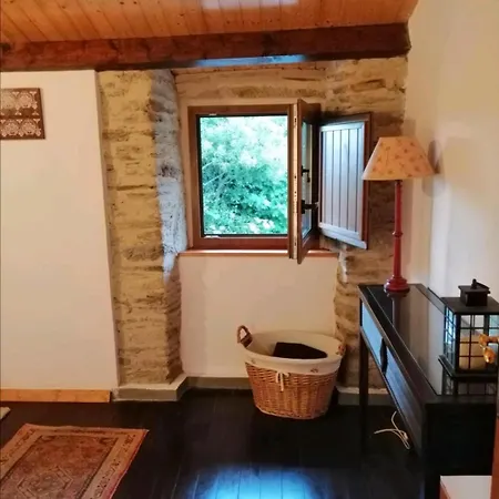 Casa De Piedra En Pequena Aldea De Ortigueira *