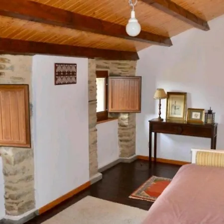 Casa De Piedra En Pequena Aldea De Ortigueira Neves (Ortigueira, A Coruna)