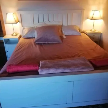 Casa De Piedra En Pequena Aldea De Ortigueira *