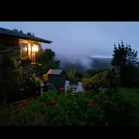 Casa De Piedra En Pequena Aldea De Ortigueira * Neves (Ortigueira, A Coruna)