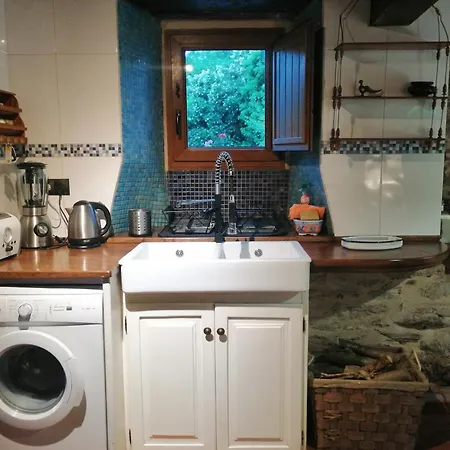 Casa De Piedra En Pequena Aldea De Ortigueira *