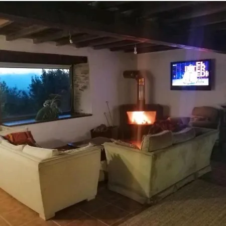 Casa De Piedra En Pequena Aldea De Ortigueira *