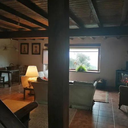 Casa De Piedra En Pequena Aldea De Ortigueira