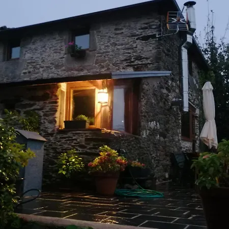 Casa De Piedra En Pequena Aldea De Ortigueira