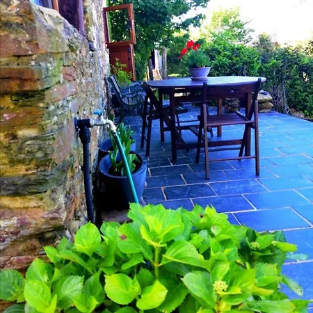 Casa De Piedra En Pequena Aldea De Ortigueira * Neves (Ortigueira, A Coruna)